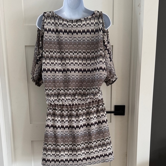 Chic Chevron Long Sleeve Dress - Picture 4 of 5